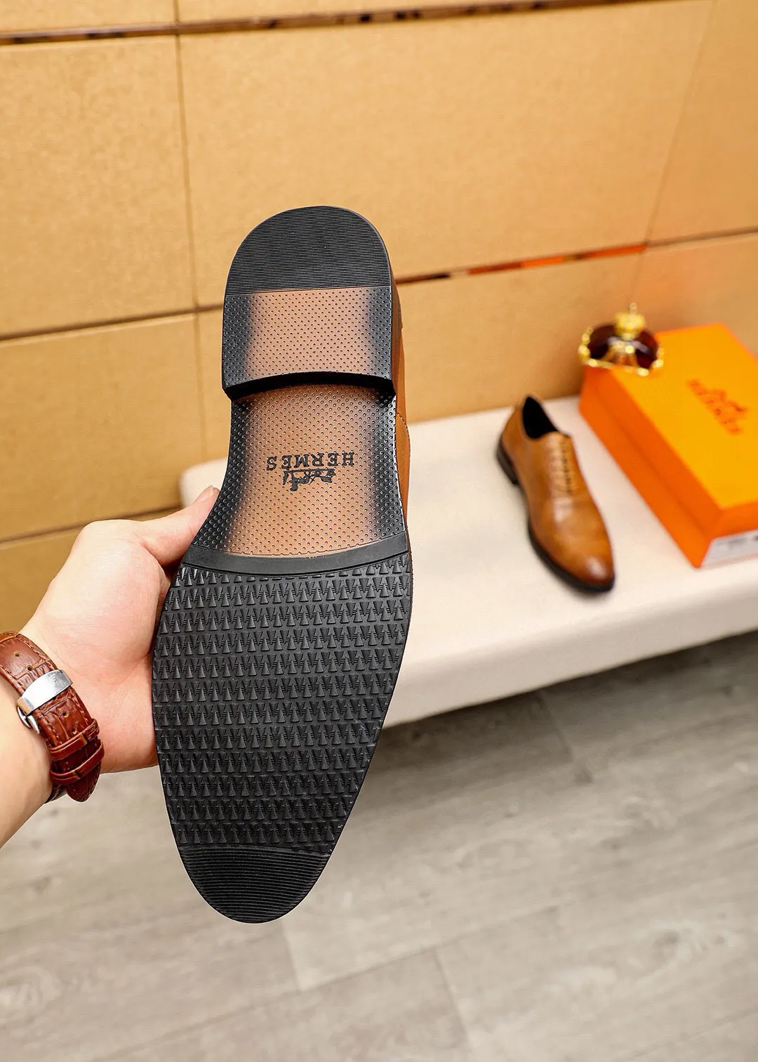 Men's shoes 💰460 💐 Product trademark: HERMES "Hermès" business leather shoes Regular size: 38-44 (45🉑️customized) Product materials: Selected imported first-layer calfskin upper, imported water-dyed 🐂 cowhide lining. Strong three-dimensional visual effect, non-slip and wear-resistant combination outsole Color: 2⃣️colors available